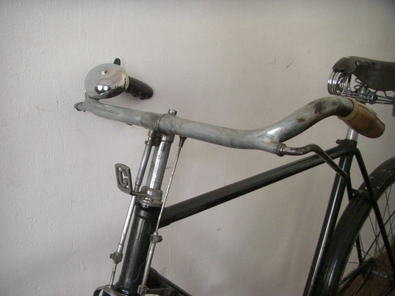 Der Lenker und Teil des Bremsgestänges - Mal was anderes: Italienisches "Waffenrad" aus den 30er Jahren