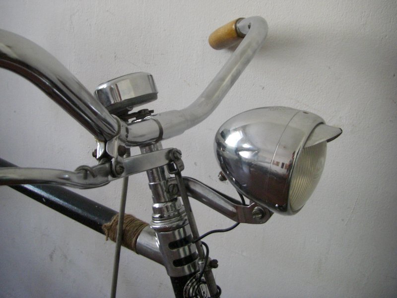 Lenker, Licht, die massiven Muffen und der Tacho. - Steyr Waffenrad Baujahr 1956 mit Tacho und feinem französischem Ledersattel